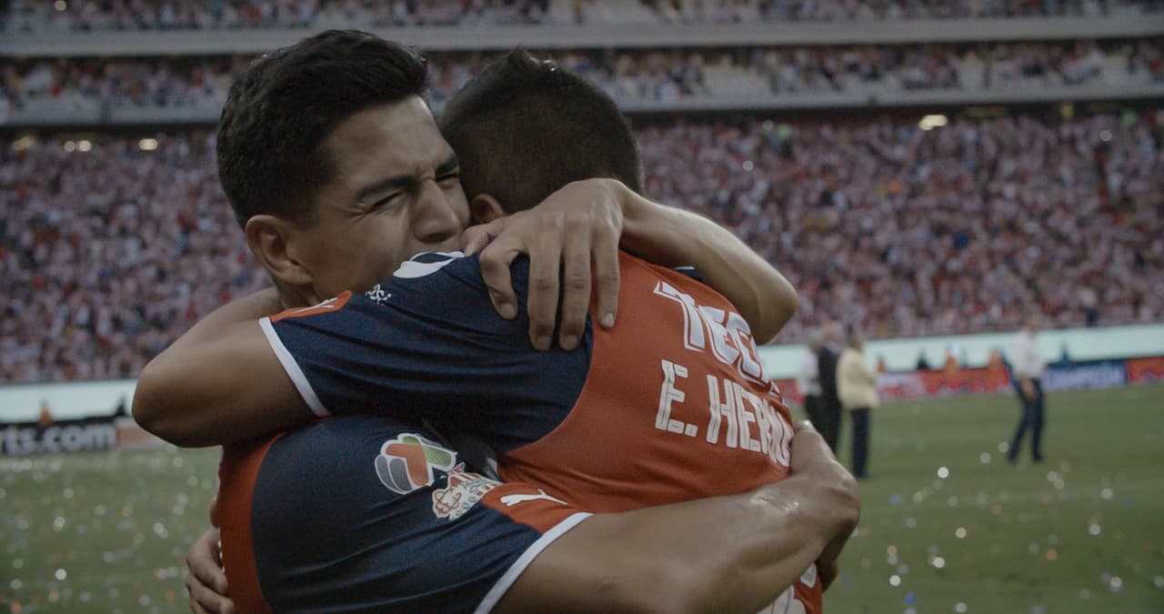 Jesús 'Chapo' Sánchez y Edwin 'Aris' Hernández se dicen todo con un abrazo