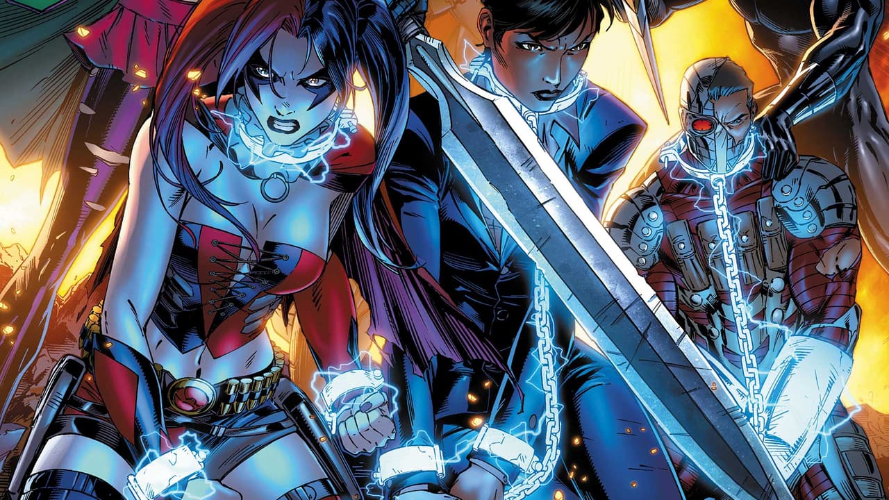 La popularidad de Harley la llevó a unirse en las historietas al Escuadrón Suicida. Cómic en el cual llevó un muy revelador atuendo.