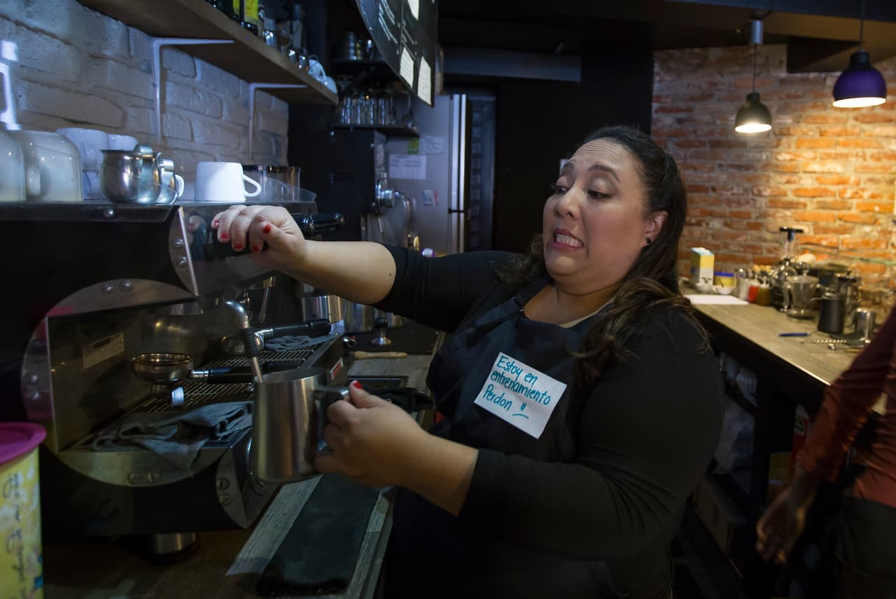 Acá aprendió a hacer cafés de diferentes tipos.