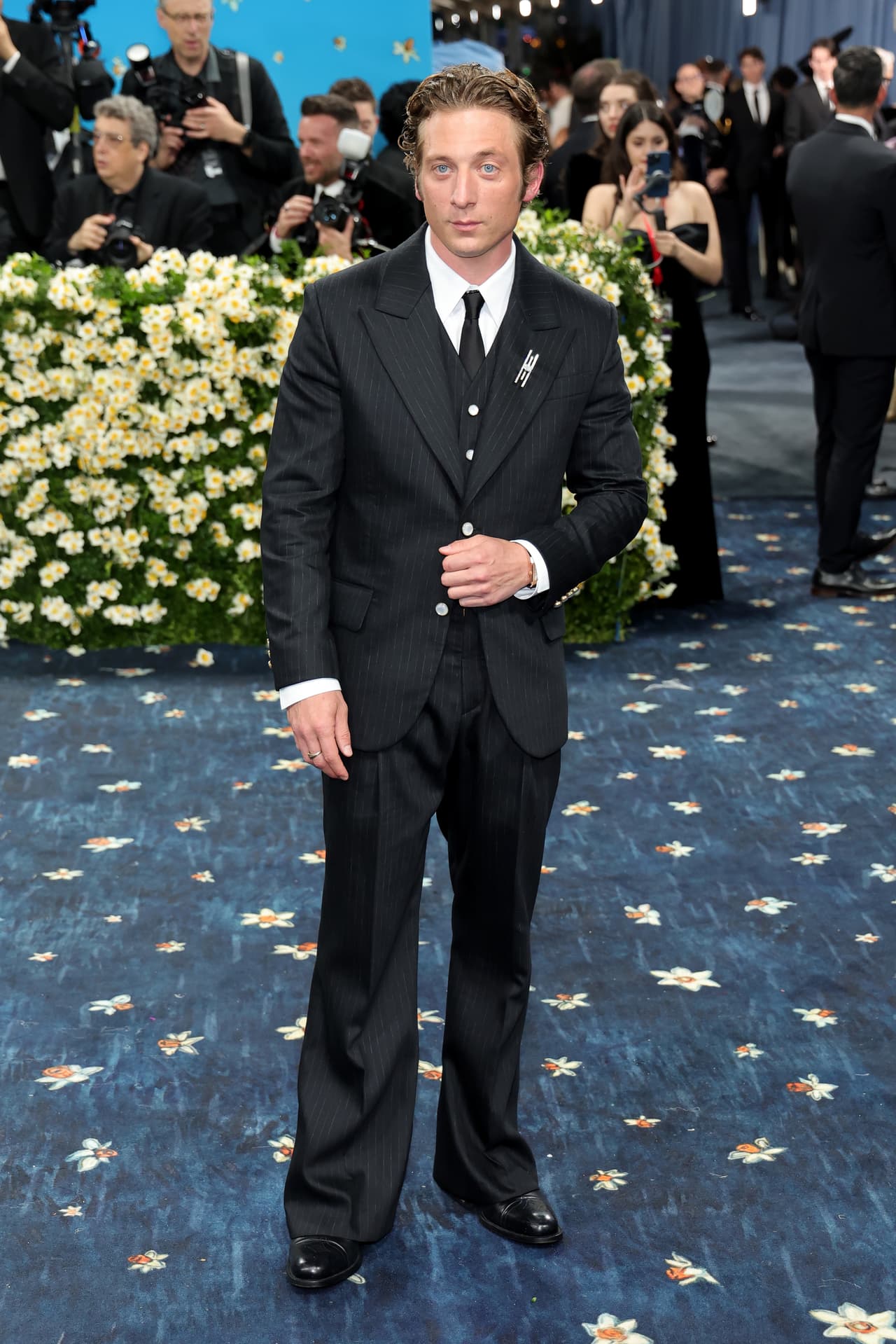 Jeremy Allen White, protagonista de la popular serie ‘El Oso’, debutó en el evento con un elegante traje de tres piezas en color azul marino.