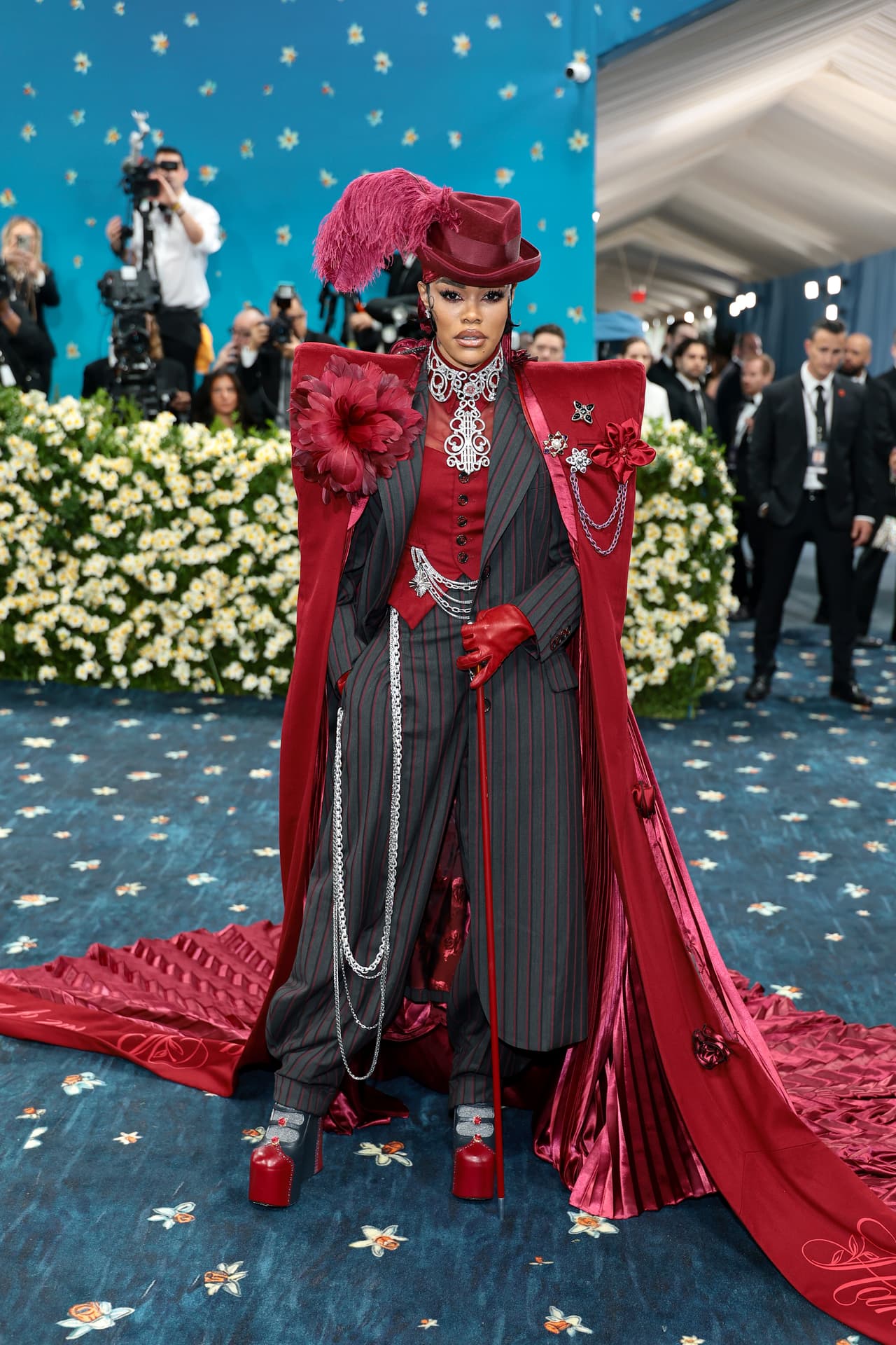 La cantautora Teyana Taylor optó por un traje en color gris de Ruth E Carter y encima colocó una capa roja, la cual combinó con zapatillas de plataforma.