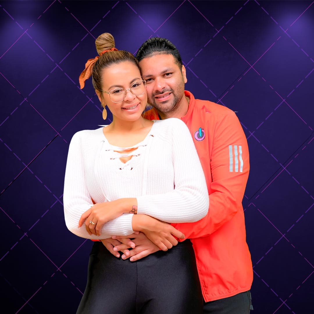 Ana Alvarado y Jorge Cordero: Su primer encuentro se dio en una discoteca en Miami. Meses después se encontraron en el mismo lugar. Él la invitó a bailar y poco a poco entraron en confianza. Ana tuvo que irse sin avisarle a Jorge, él le dejó su número con una amiga. Ella sin estar muy segura, pero confiando en lo bien que se había portado la noche anterior, le habló. Dos años más tarde se comprometieron, y actualmente viven juntos en Miami.