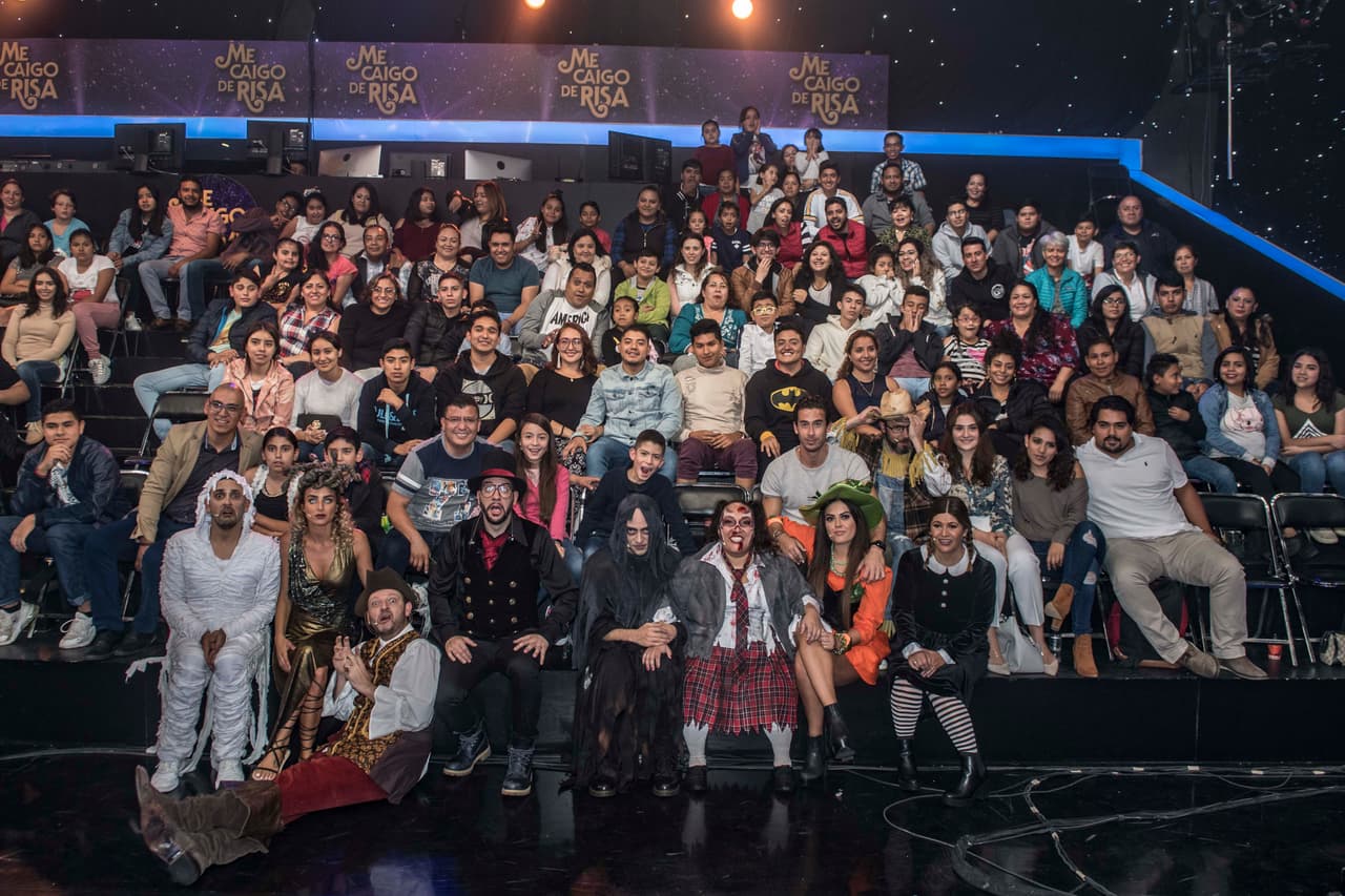 Y aquí tenemos al elenco con el público.