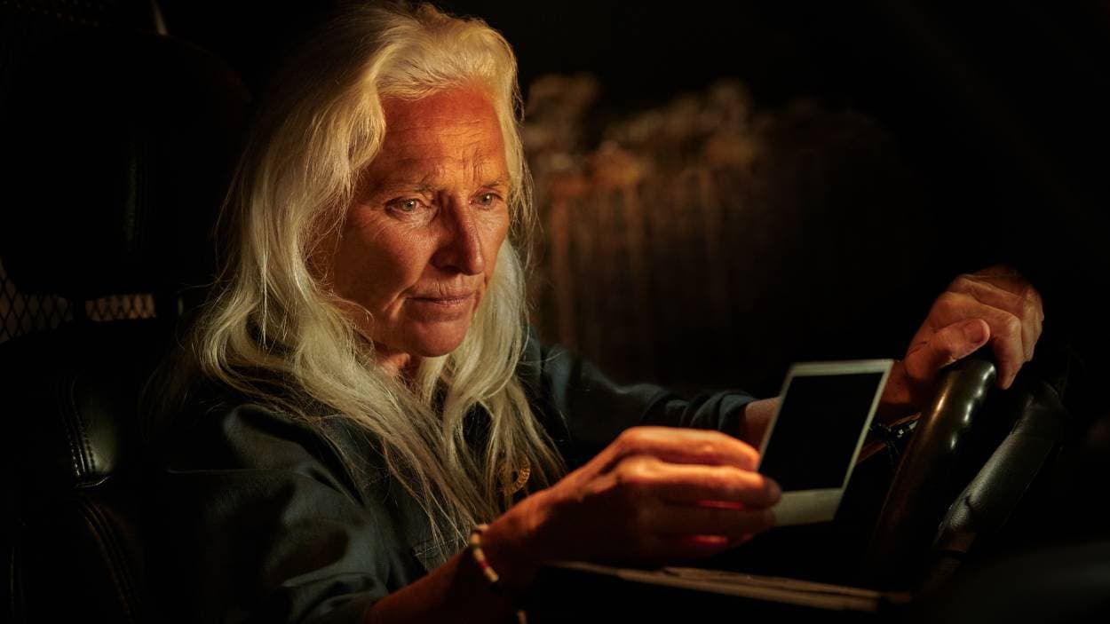 El personaje de Sally Hardesty es interpretado por la actriz Olwen Fouéré.