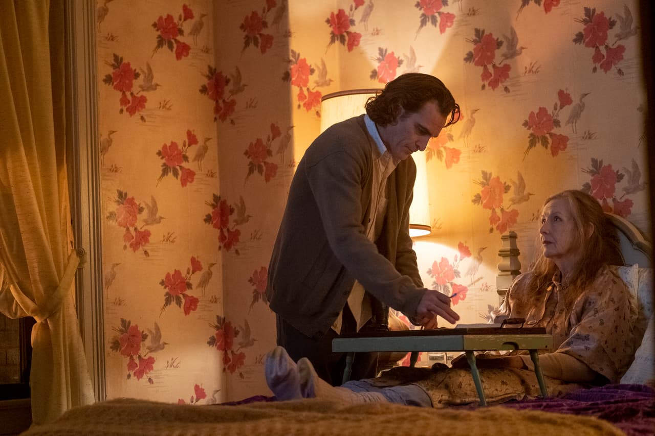 Su mamá, Penny Fleck, le escribe cartas a Thomas Wayne. Ella estima mucho a este hombre porque trabajó para él hace varios años y piensa que los puede ayudar, pero nunca le responde. Thomas se postula para gobernador de Gotham.