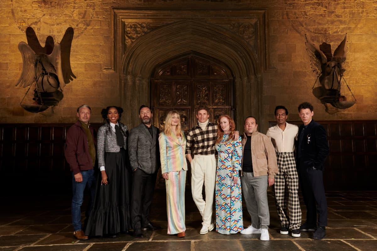 Mads Mikkelsen, Jessica Williams, Jude Law, Alison Sudol, Eddie Redmayne, Victoria Yeates, Dan Fogler, William Nandylam y Richard Coyle.