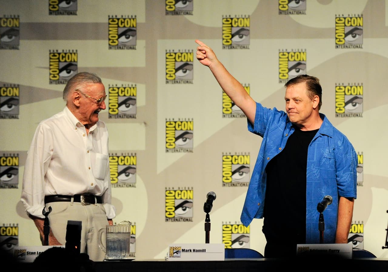 Mark Hamill se pone de pie ante Lee en la San Diego Comic-Con.