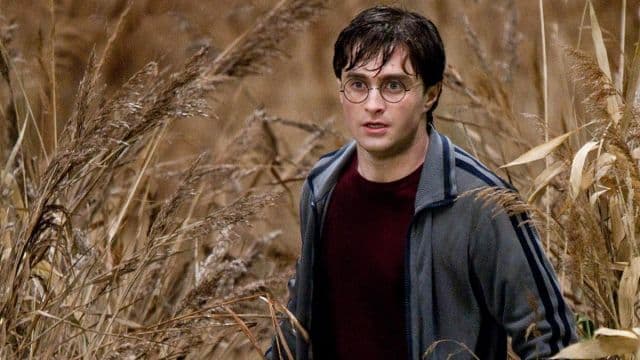 El gran cambio para Harry en 'Las reliquias de la muerte' fue el cansancio, las ojeras y los golpes que vinieron con la lucha por salvar el mundo mágico... y pensar que en la primera peli su problema más grande era encontrar una piedra en su escuela.