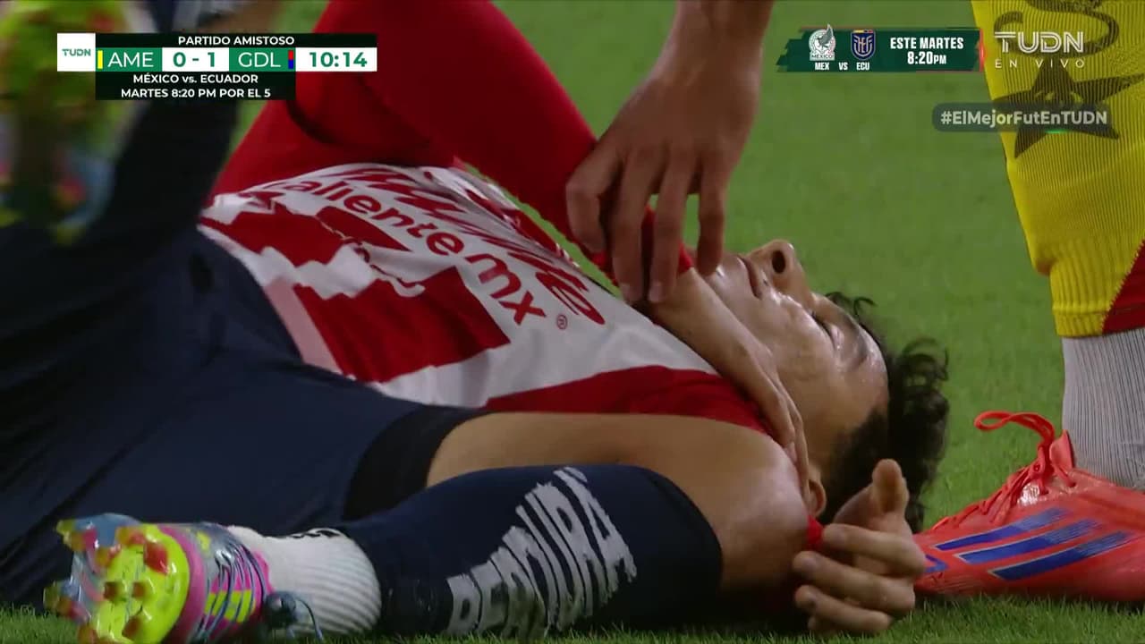 ¡Se disloca el hombro y sigue en la cancha en el Clásico!