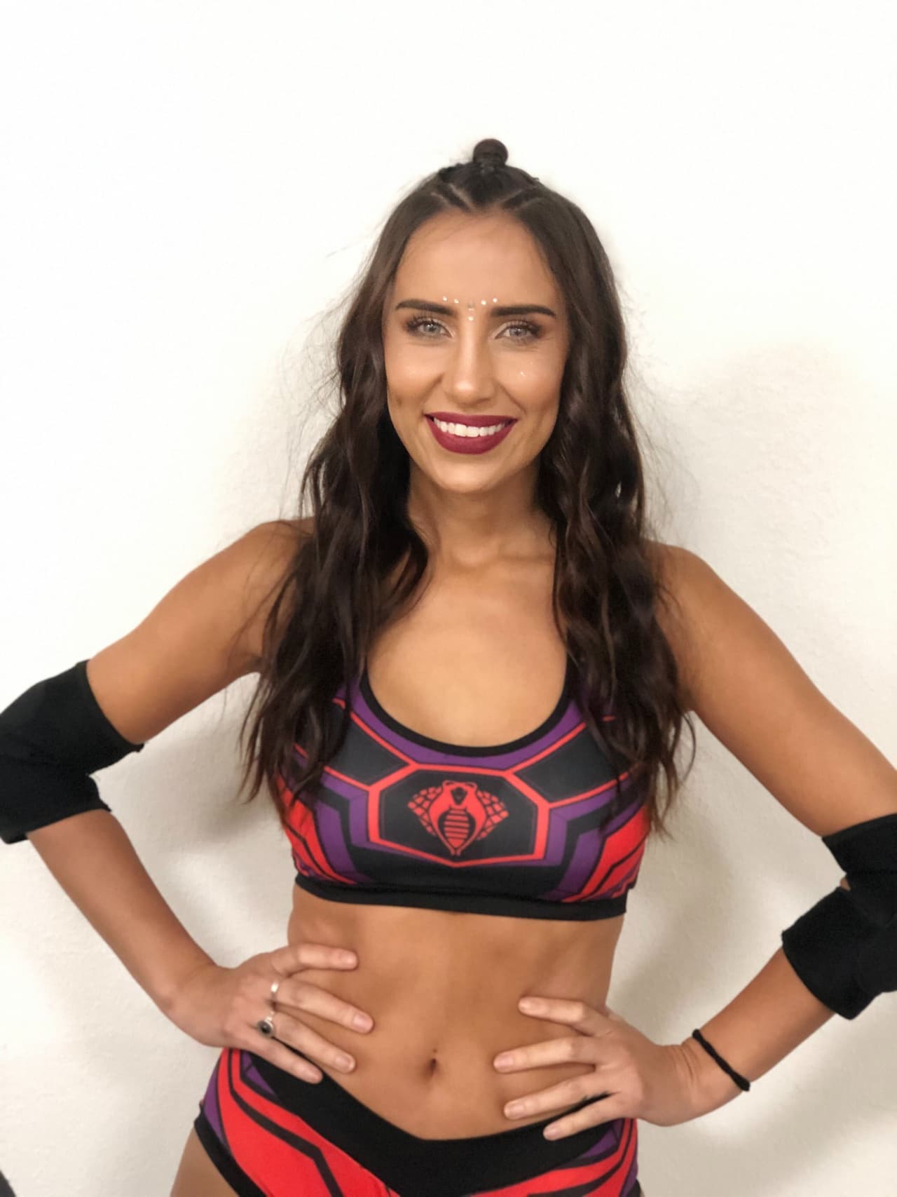 En su lugar entra Cynthia Cofano, una chica argentina con experiencia en realities de este tipo y dispuesta a llevar al equipo Cobra a la victoria.