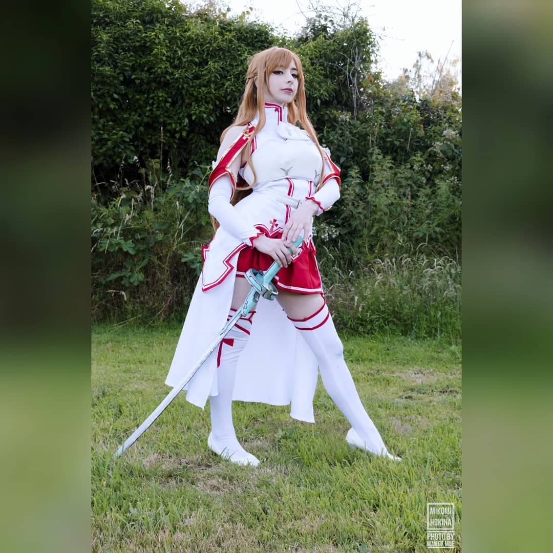 Es idéntica a Asuna de Sword Art Online.