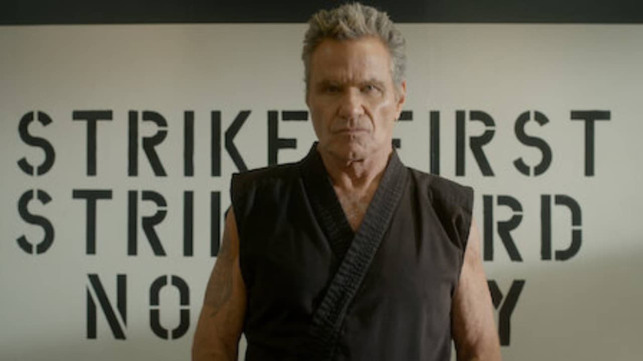 John Kreese, el creador de Cobra Kai, está de vuelta: Aquí lo que pasó en el inicio de la segunda temporada 