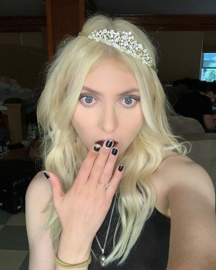 No importa si te gusta más su look de niña bien de ‘Gossip Girl’ o su lado rockero con su banda, Taylor Momsen se ve increíble con ambos estilos y el próximo año está preparando grandes sorpresas para el lanzamiento de su próximo disco.