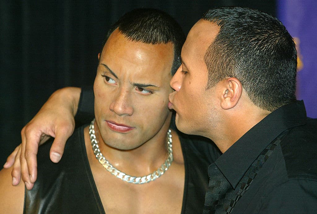 "If... you... smeeeell what The Rock is cooking". El luchador besa su figura en el Museo de cera de Madame Tussaud, el 10 de abril de 2002 en la ciudad de Nueva York.