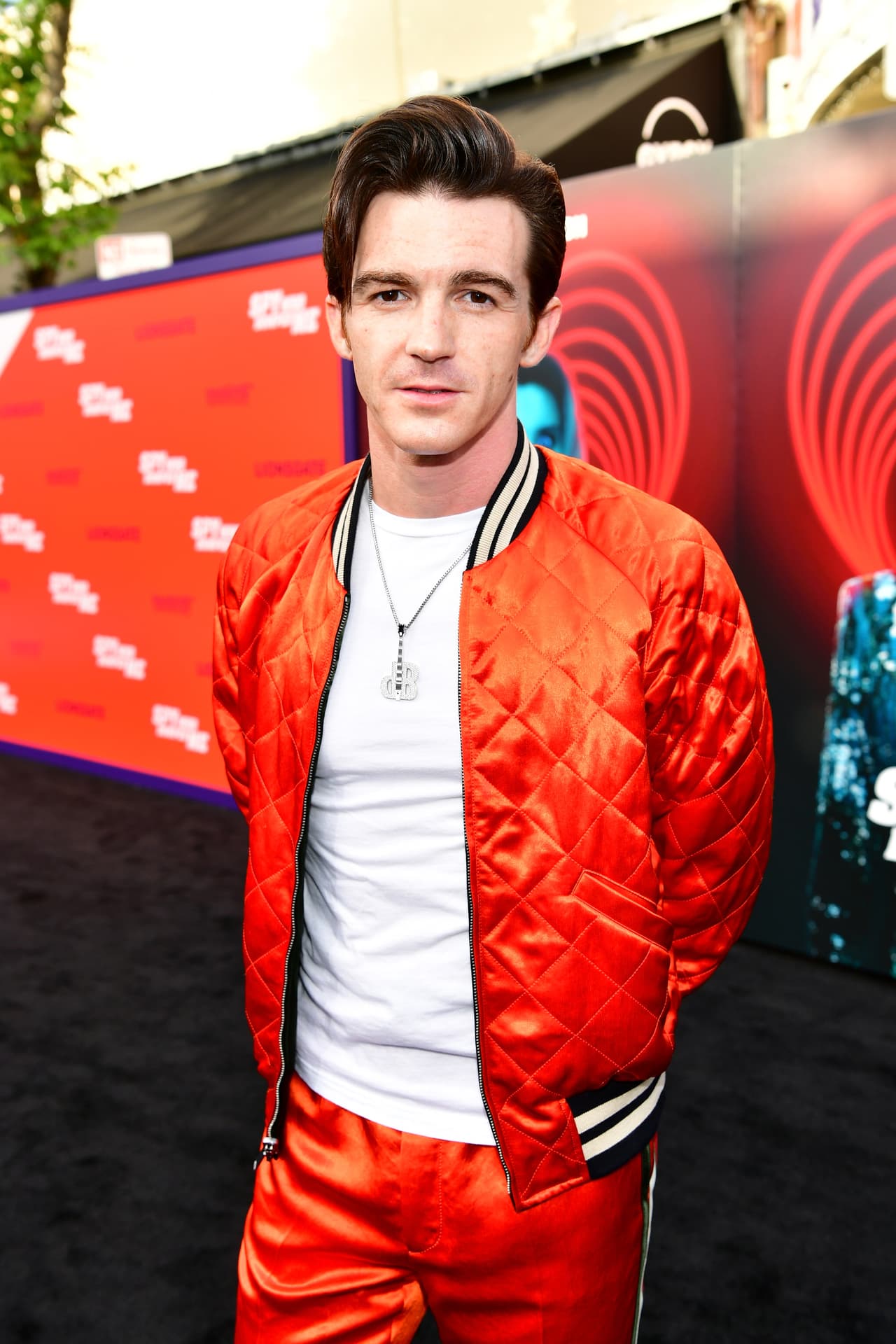 ¡Usted no aprende! Captan a Drake Bell en Disneyland con un bebé tras declararse culpable