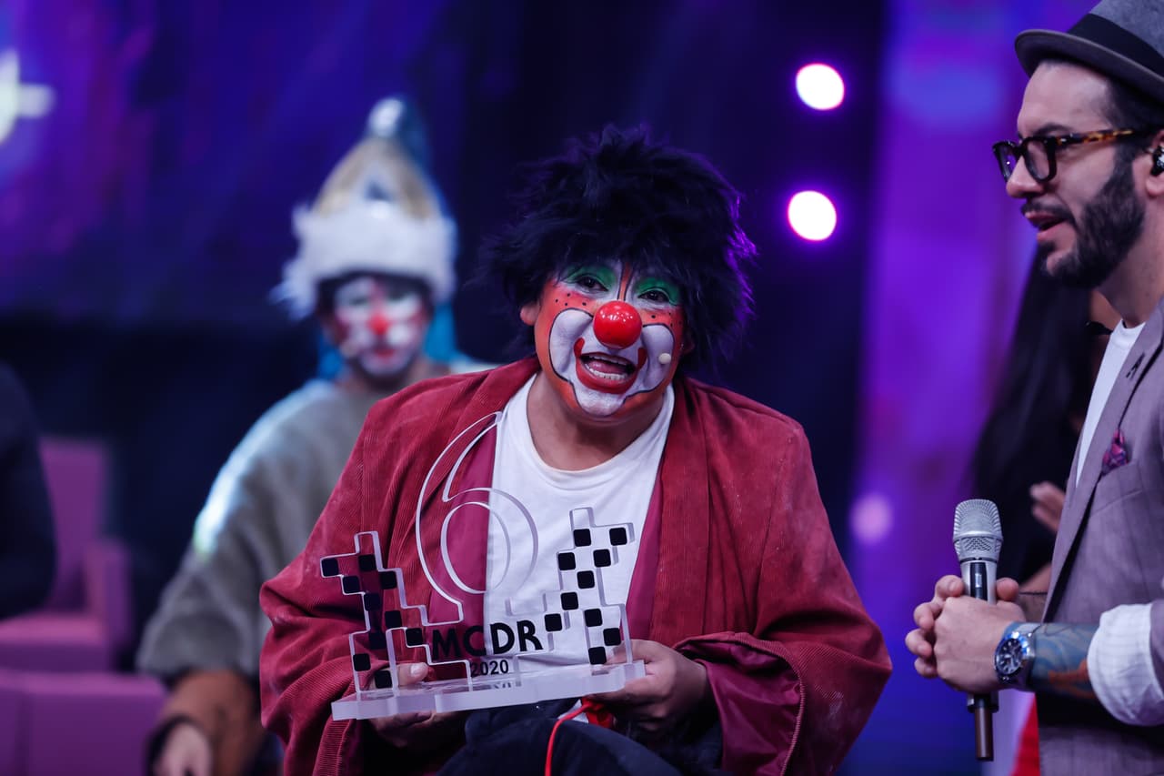 Y, cómo siempre, le dieron su reconocimiento a Chuponcito por alegrar la noche con su humor.