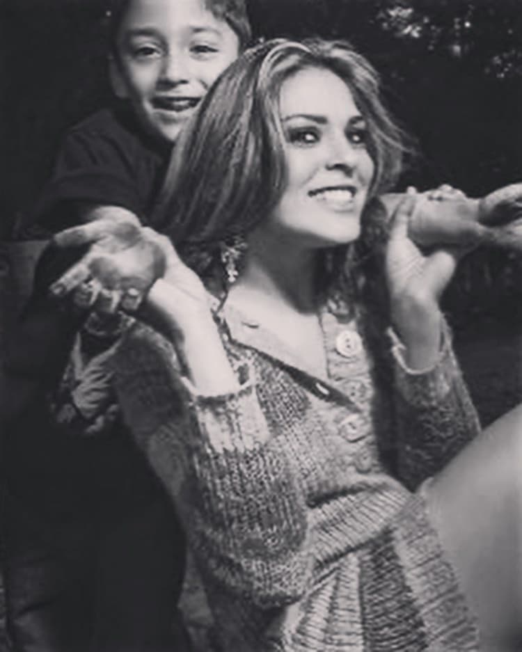 En entrevista para la revista TVyNovelas en marzo de 2016, Alejandra detalló que su primer embarazo fue muy diferente al que vivió este año con la pequeña Luciana, ya que apenas era mayor de edad.