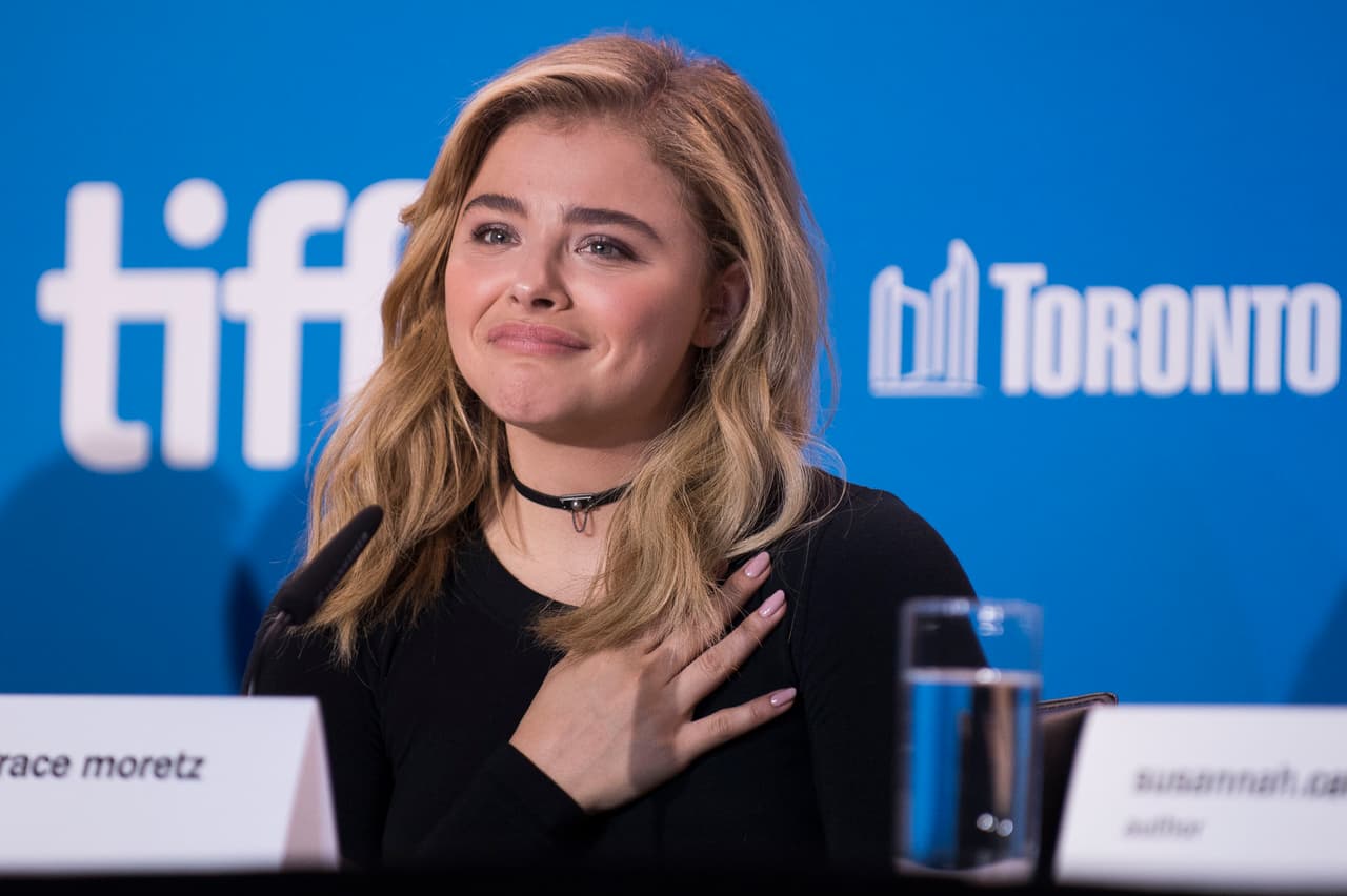 Tuvo una relación cocn Brooklyn Beckham, después se le relacionó con la modelo Kate Harrison