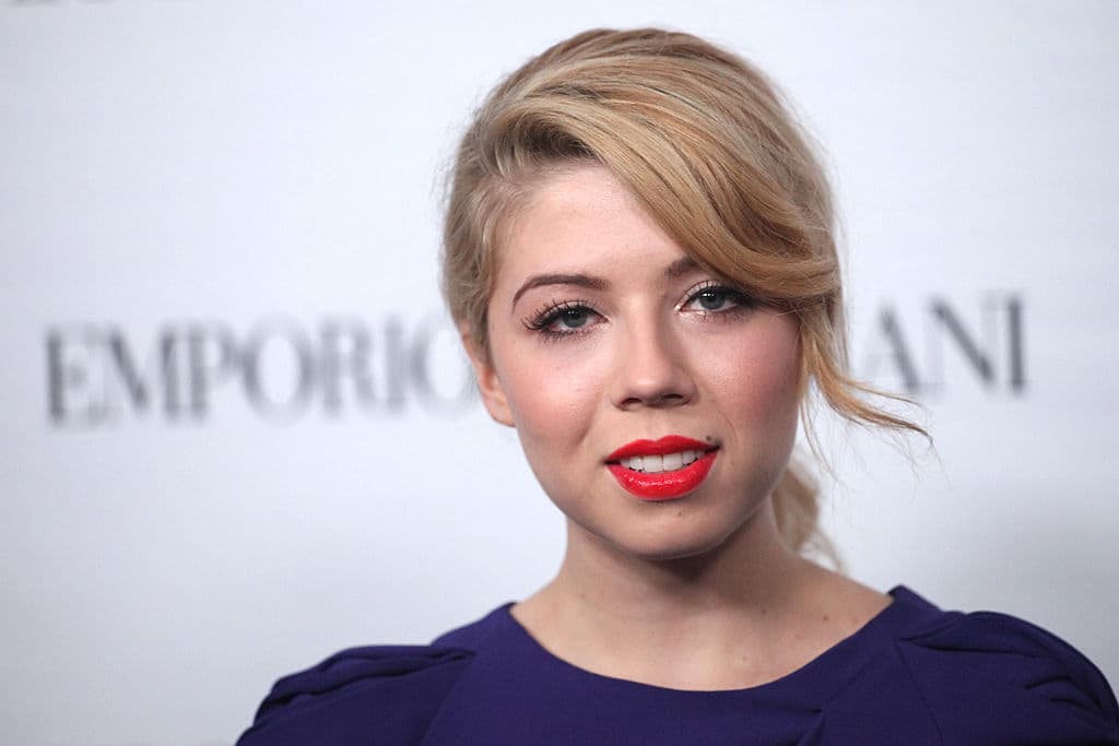Siguiendo la misma línea, ha llevado sus experiencias a una puesta en escena que lleva por título 
<a href="https://www.televisa.com/canal5/im-glad-my-mom-died-la-obra-de-teatro-de-jennette-mccurdy">'I'm glad my mom died'</a>, en la que ella sola habla del deceso de su madre y el alivió que sintió con su partida.