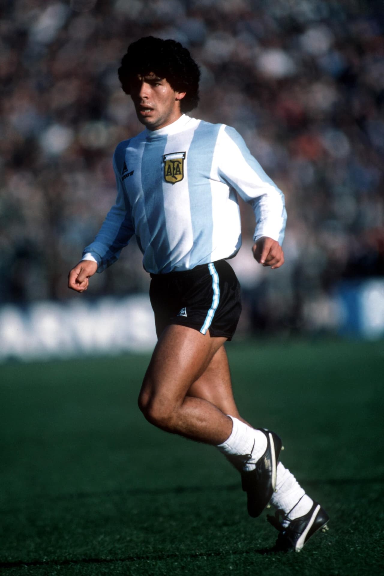 ‘Maradona, la mano de Dios’ (2007). Dirigida por Marco Risi, narra la vida del exfutbolista en Nápoles (Italia) y su infancia en Argentina. “La carrera de la estrella del fútbol mundo estuvo repleta de éxitos, pero también de momentos decepcionantes y otras dificultades”, señala la sinopsis.