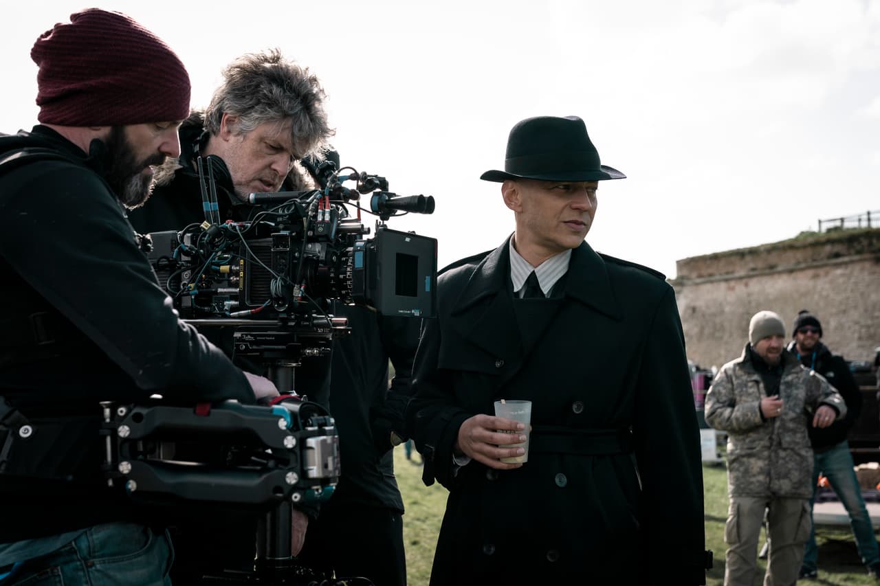 No obstante, confiesa que un actor hace lo mismo cuando la cámara está filmando, "siempre tratas de dar lo mejor de ti, una buena interpretación, pero claro, si los valores de producción son geniales, como los vestuarios y los sets, te ayudan en tu desempeño".
