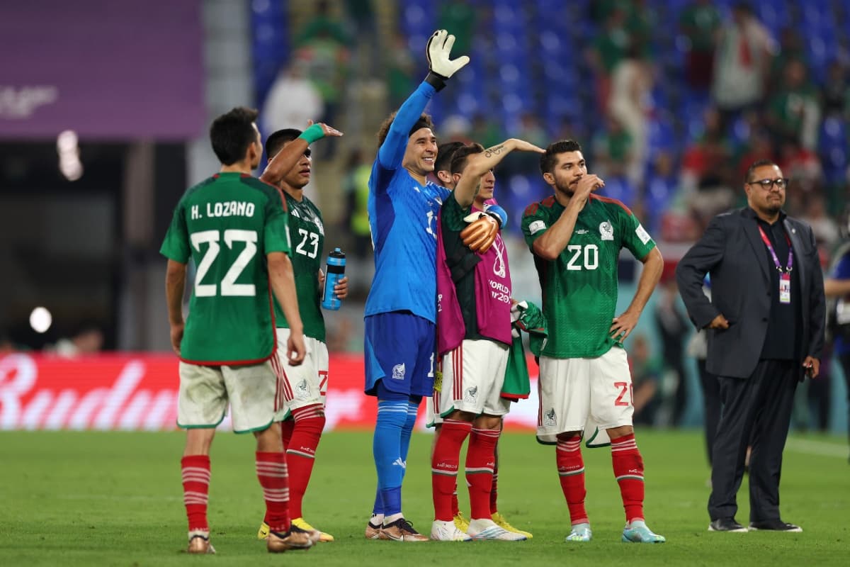 Jugadores de México tras el partido contra Polonia.