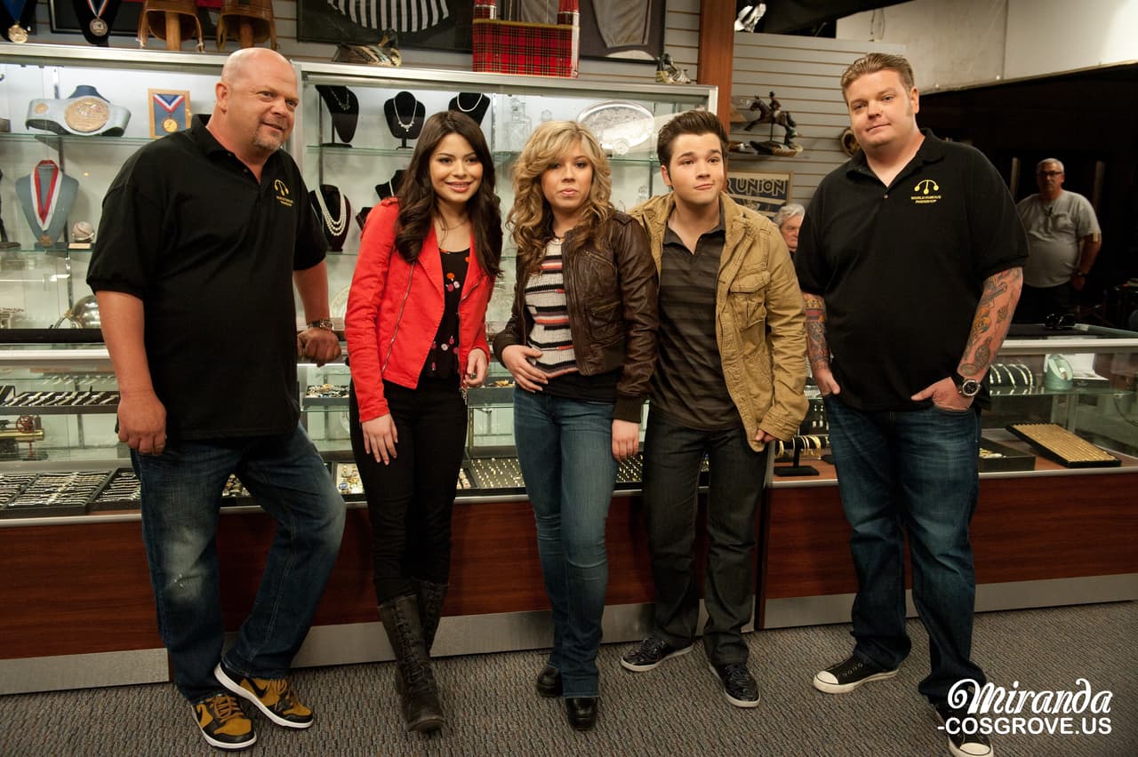 Pero antes de partir, Spencer le dice a Carly y compañía que en Las Vegas hay muchas casas de empeño, así que buscar objetos valiosos con los que puedan conseguir dinero.
