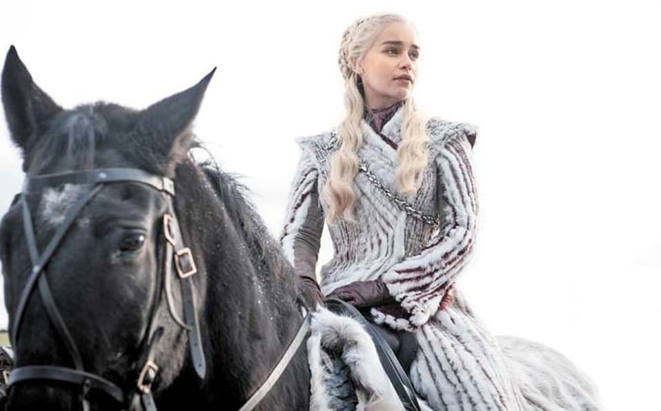 Por fin llegó la temporada final. Winterfell, después de tanto años, ve reunirse a la familia Stark. Aunque con el ejército de Daenerys la recepción es un tanto fría.