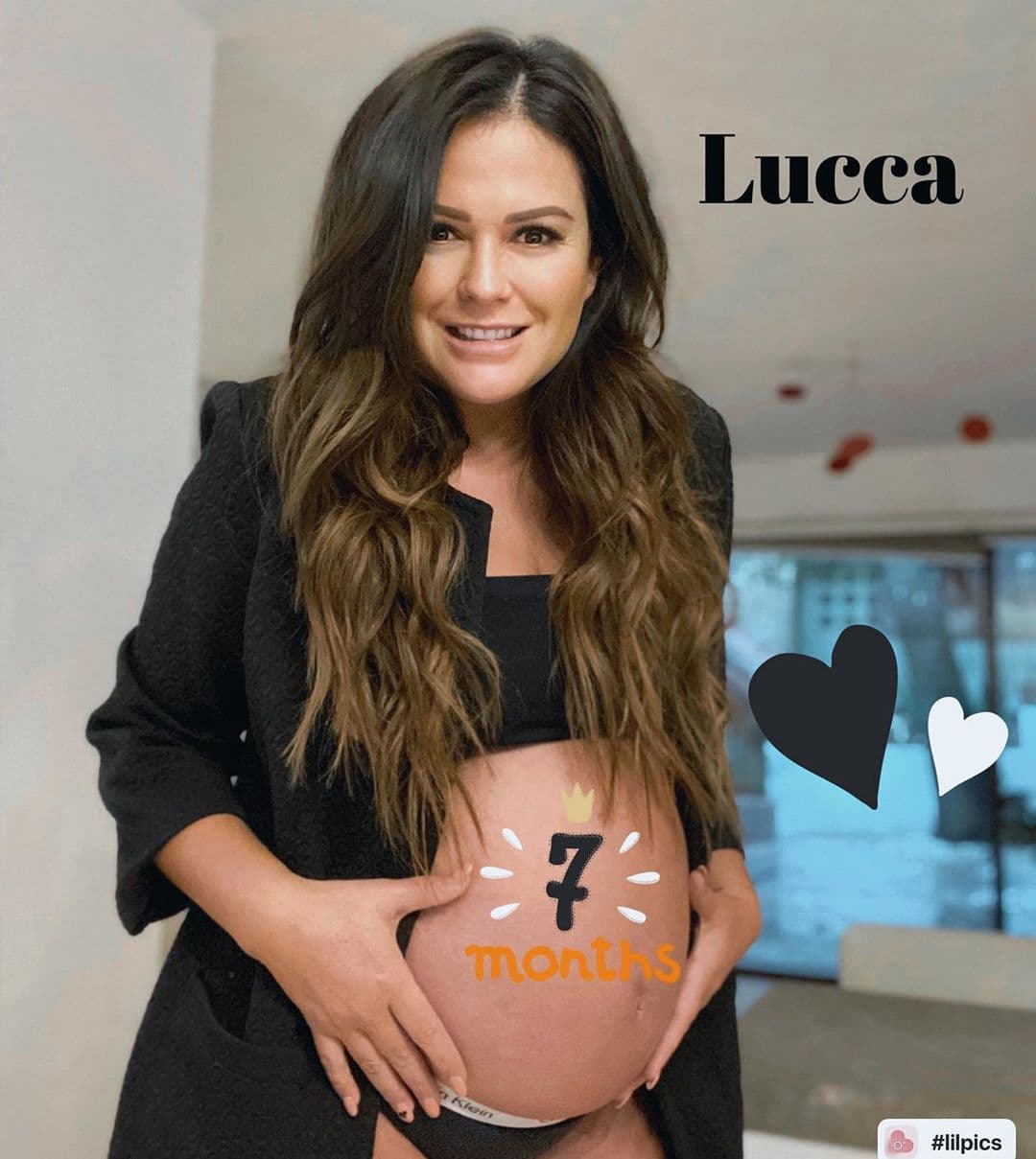 Para celebrar sus 7 meses de gestación, Mariana presumió su pancita y compartió que ha subido 9 kilos, pero no tiene problema con ello. “Estos son los kilos extras más hermosos del mundo #LuccaDisfuncional”, escribió el pasado 10 de agosto.