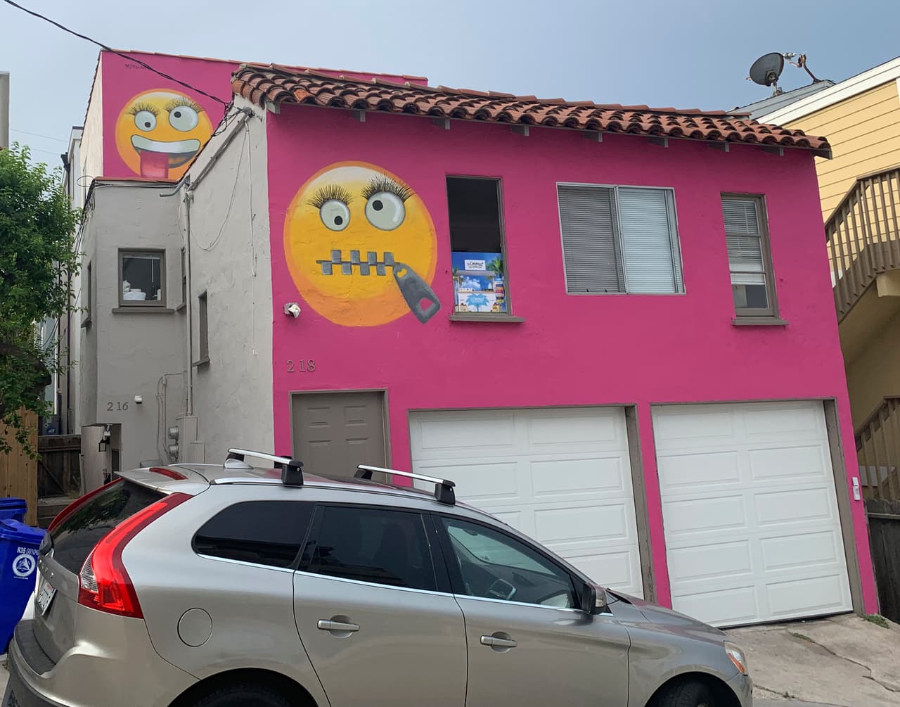 Esta mujer decoró la fachada de su casa con emojis… sus vecinos la demandaron