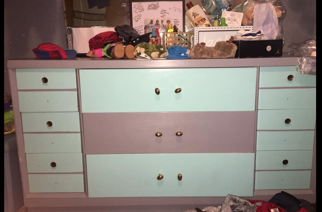Una situación muy parecida a la del vestido, ¿de qué color percibes este mueble?