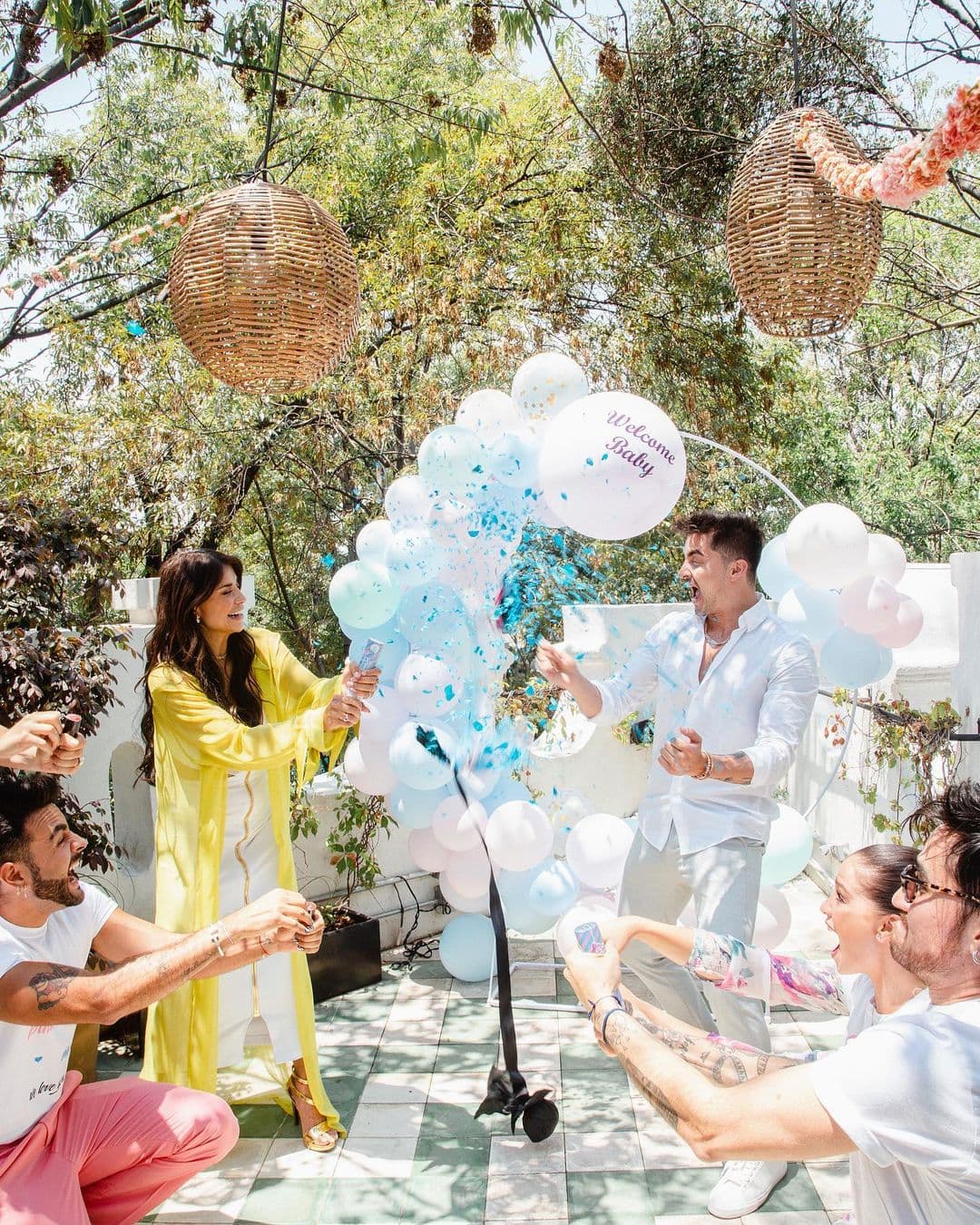 Fue a mediados de abril que Ferka y Christian realizaron su gender reveal (la fiesta donde se revela el sexo del bebé) y el cielo se llenó de papelitos azules, ¡esperan un niño!