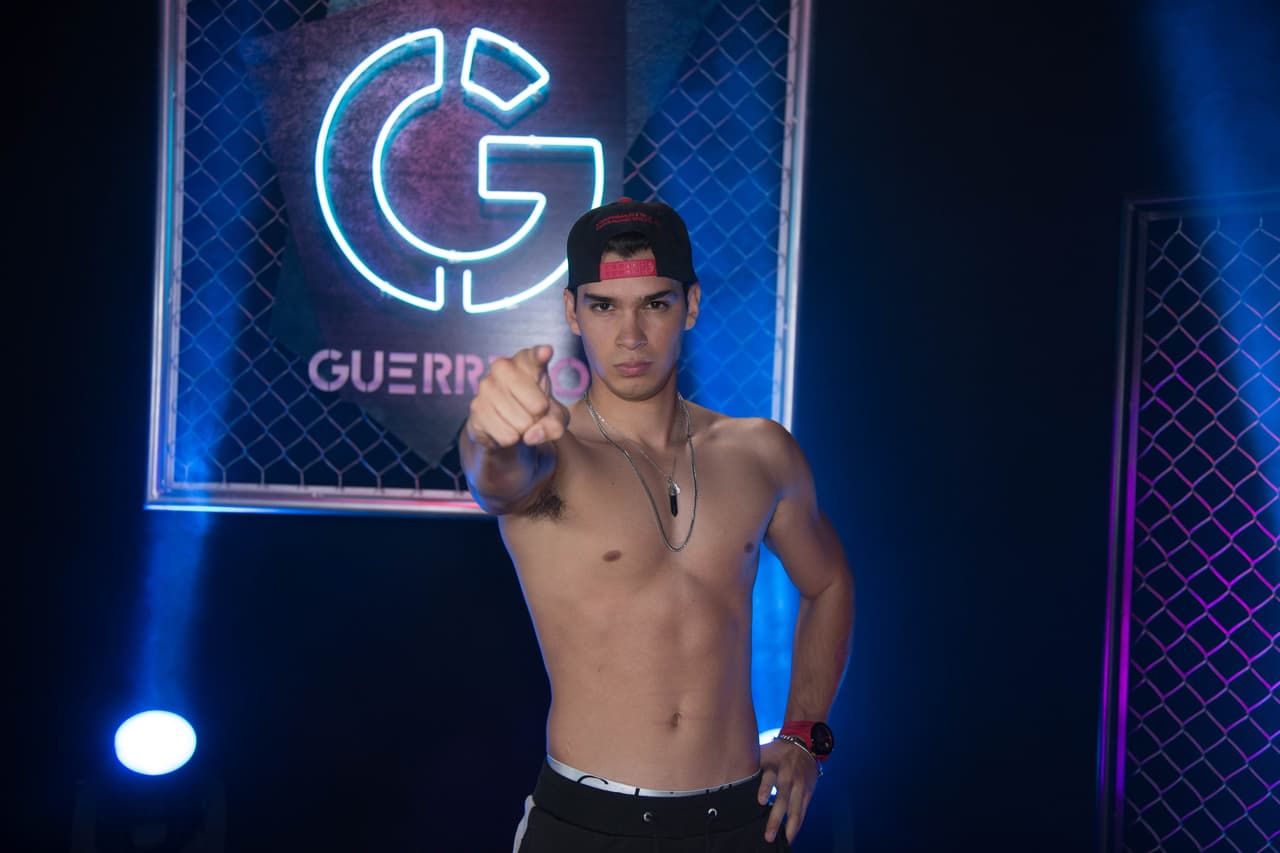 Ha hecho atletismo, juega futbol, básquetbol y voleibol.