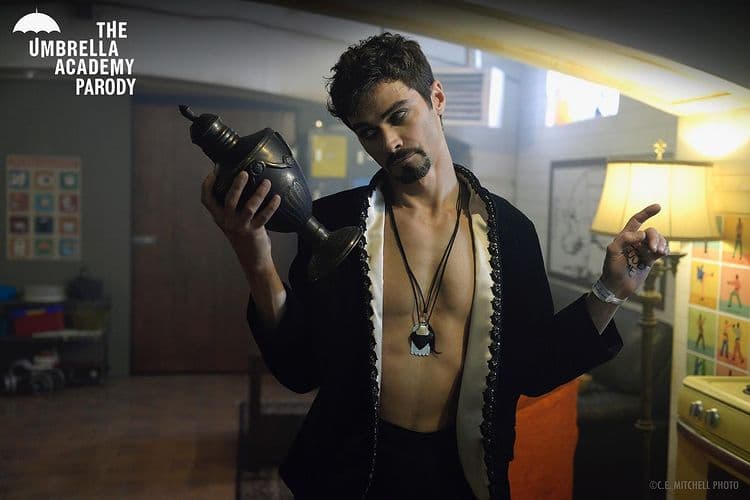 ¡Además interpreta a Klaus en la parodia de ‘The umbrella academy’ que realiza The Hillywood Show!