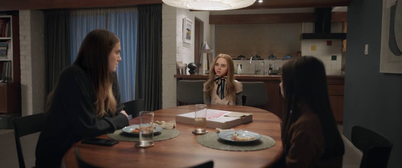 Violet McGraw y Allison Williams protagonizan 'M3gan'.