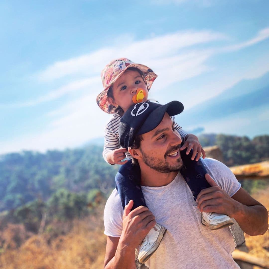 Su familia es su fortaleza y su debilidad, ya que el divorcio de sus padres fue uno de los obstáculos más difíciles que ha tenido que superar, por ello es muy dedicado a sus sobrinos.