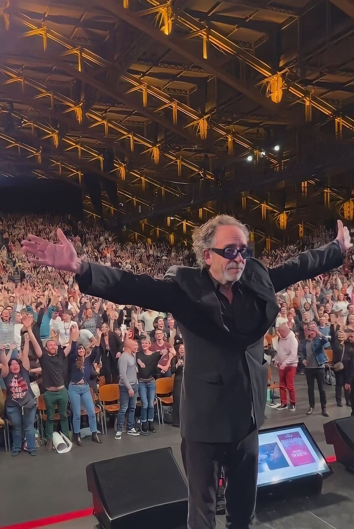 Al borde del llanto Tim Burton da conmovedor mensaje tras ganar en Lyon