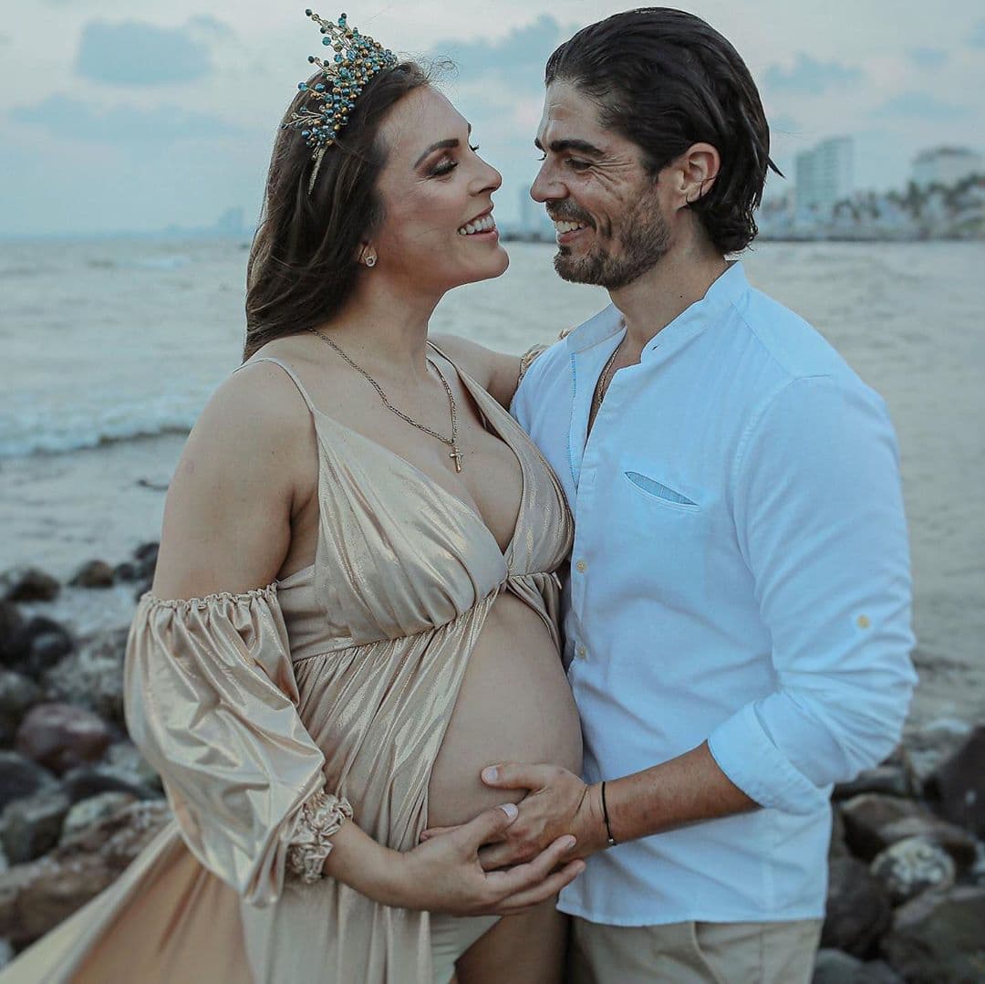 Justo a su pareja Bobby, Alejandra presumió una tierna sesión de fotos a la orilla de la playa. “Y yo te elegí a ti para mi felicidad. Ahora eres mi compañero de vida, te amo”, escribió.