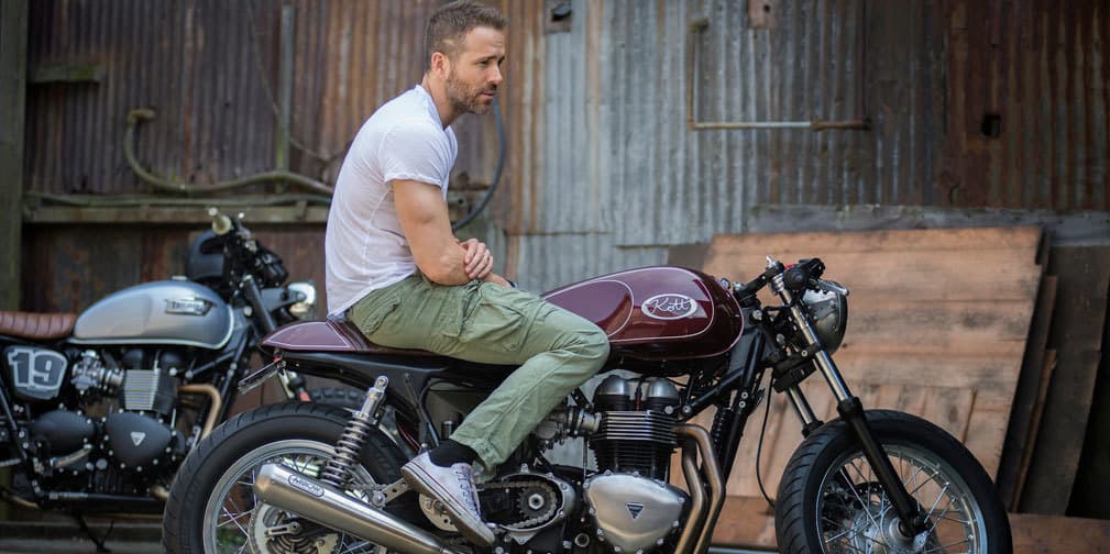 Ama las motos y tiene algunas en el garage de su casa
