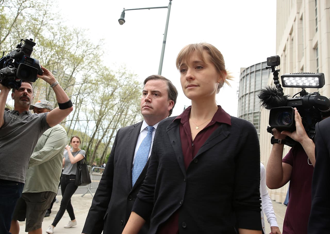 Allison Mack llegando a la corte