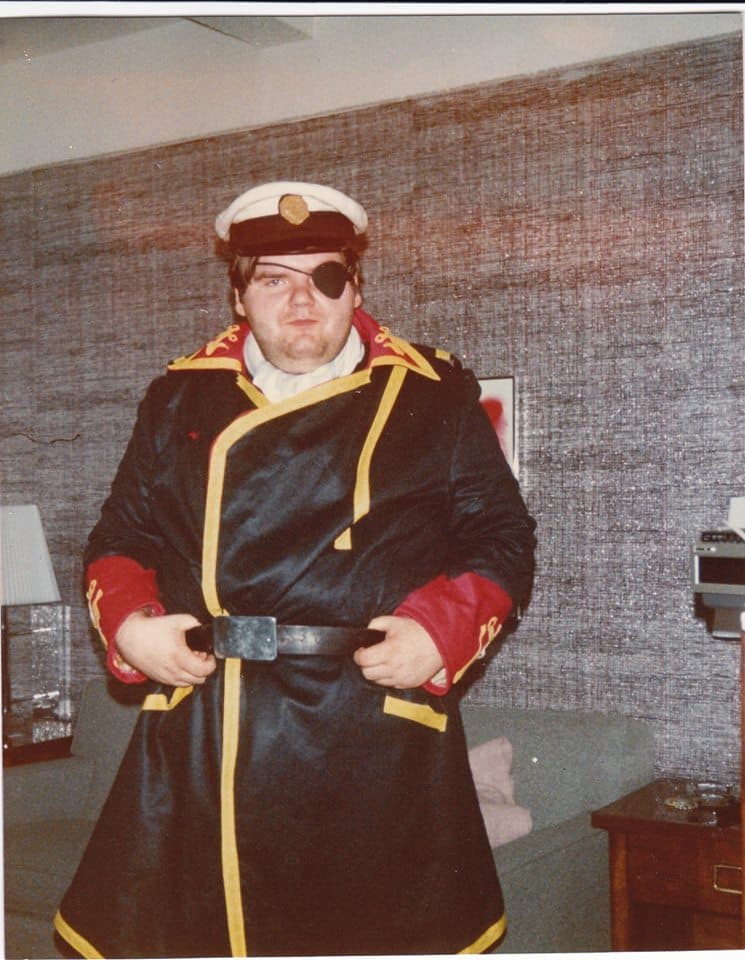 ¿Cómo era el Cosplay en el pasado? Esta galería quizá te sirva como ejemplo. Se trata de la Worldcon de 1983. Sí, una convención de ciencia ficción celebrada en Baltimore, Estados Unidos, hace 35 años. James Kaposztas, quien estuvo presente, compartió una sesión de fotos entre diversos cosplayers asistentes.