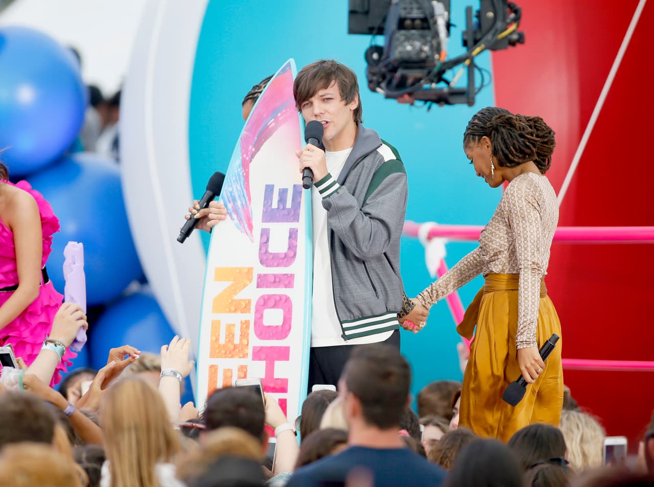 Ambos comparten una actitud despreocupada, el cabello rojizo y un peculiar gusto por los tatuajes.