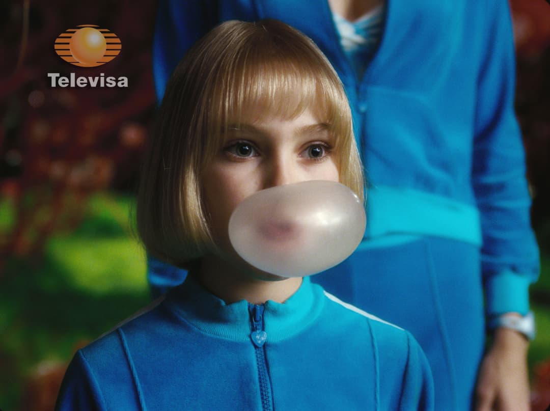 Violet Beauregarde, mastica chicle todo el día, excepto en los almuerzos y durmiendo.