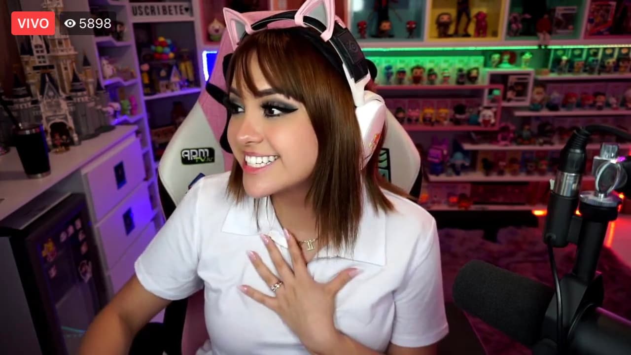 Ahora déjanos contarte un poco más sobre ella, empezando por su nombre completo: Abril Abdamari Garza Alonso.