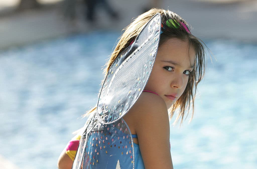 Inició en el mundo artístico a la tierna edad de 4 años como extra en 'Plaza Sésamo', aunque a los 5 años estuvo en 'Rayito de luz' (2000) interpretando a Lupita Lerma. Tan sólo un año después en 'María Belén' (2001) fue la protagonista María Belén García Marín, personaje que volvimos a ver en el capítulo "Ludovico en la escuela" de 'La familia P. Luche' (2002), aunque ahí no fue nada tierna con el personaje de Eugenio Derbez y nos regaló el meme de "Me vale".