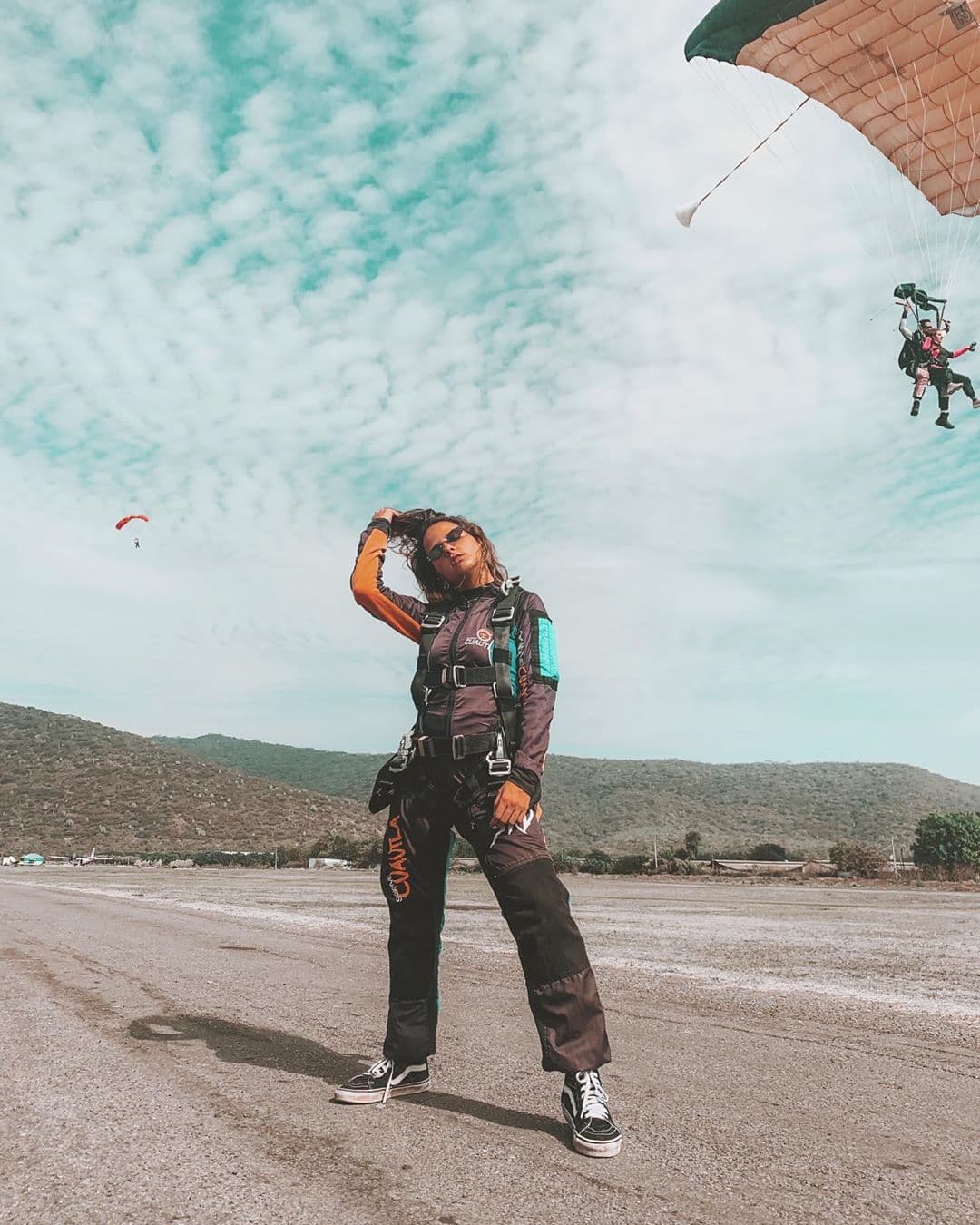 Le encanta el paracaidismo y el pasado 17 de junio dijo en Instagram que extrañaba eso de su vida. “Me urge regresar a mi vida de skydiver, pero la neta es lindo tener la oportunidad de hacer cosas internas, como escribir y alimentar mi alma en cosas que ya necesitaba ser escuchada”, precisó.