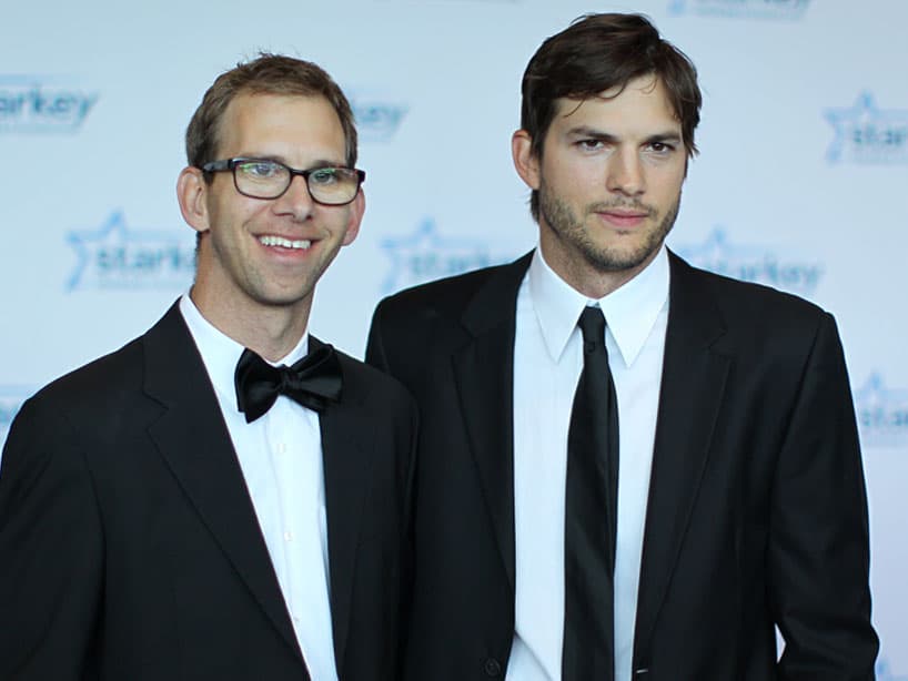 Cualquiera puede tener un hermano gemelo. Incluso los famosos. Algunas veces dudas que sean hermanos. Como Michael Kutcher, quien nació el mismo día que Ashton y no está tan guaperas como el galán de That 70's Show.