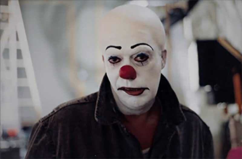La caracterización de Tim Curry como Pennywise fue tan espeluznante y realista que todos lo evitaron durante la filmación.
