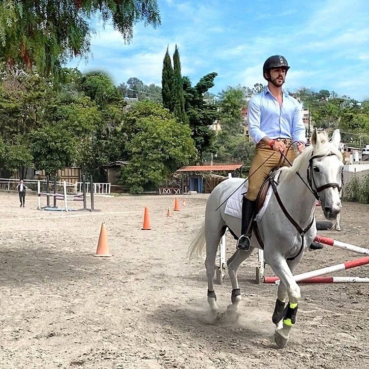 “Recuerda montar con las manos de una dama, la postura de un rey y los modales de un caballero. Gracias @escuelahipica:andaluza!!”, escribió el pasado 19 de agosto.