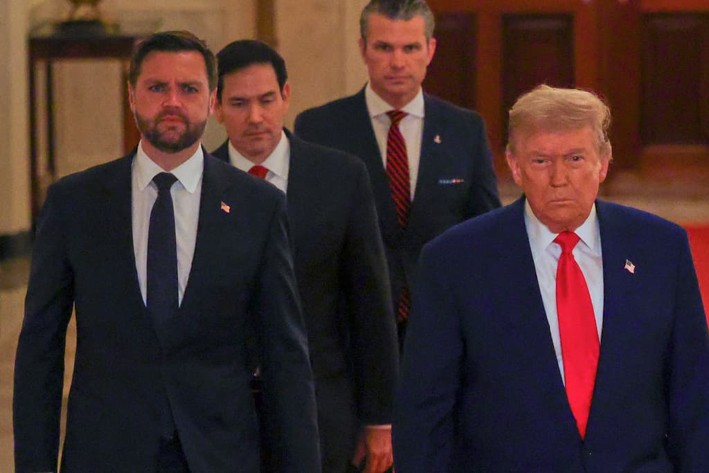 Trump habla de un cambio de régimen en Irán, después de que sus funcionarios lo hubieran descartado